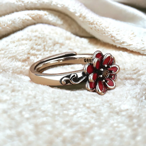 Moni Ring mit roter Blume und Gänseblümchen